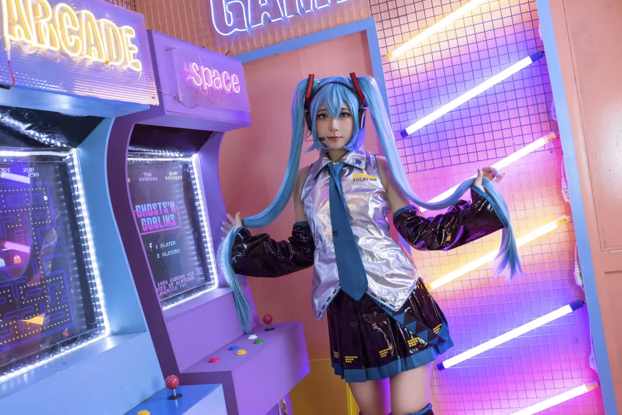 Azure Channn as Hatsune Miku — cosplay photo 2 of 31