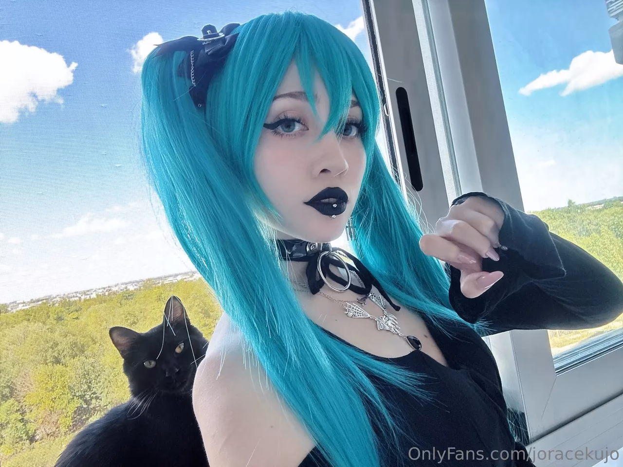 Barbara Horacek as Hatsune Miku — cosplay photo 3 of 14