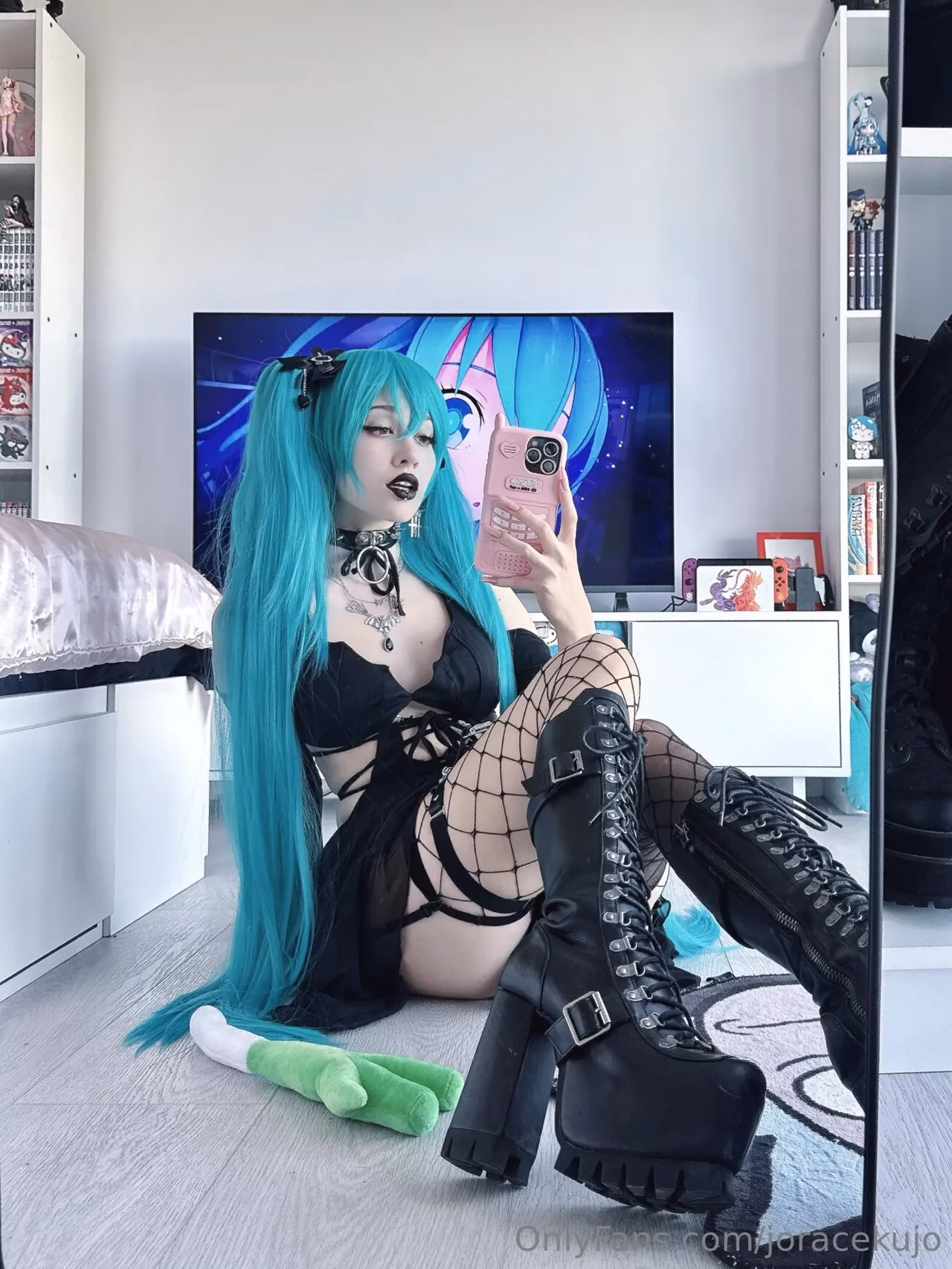 Barbara Horacek as Hatsune Miku — cosplay photo 5 of 14