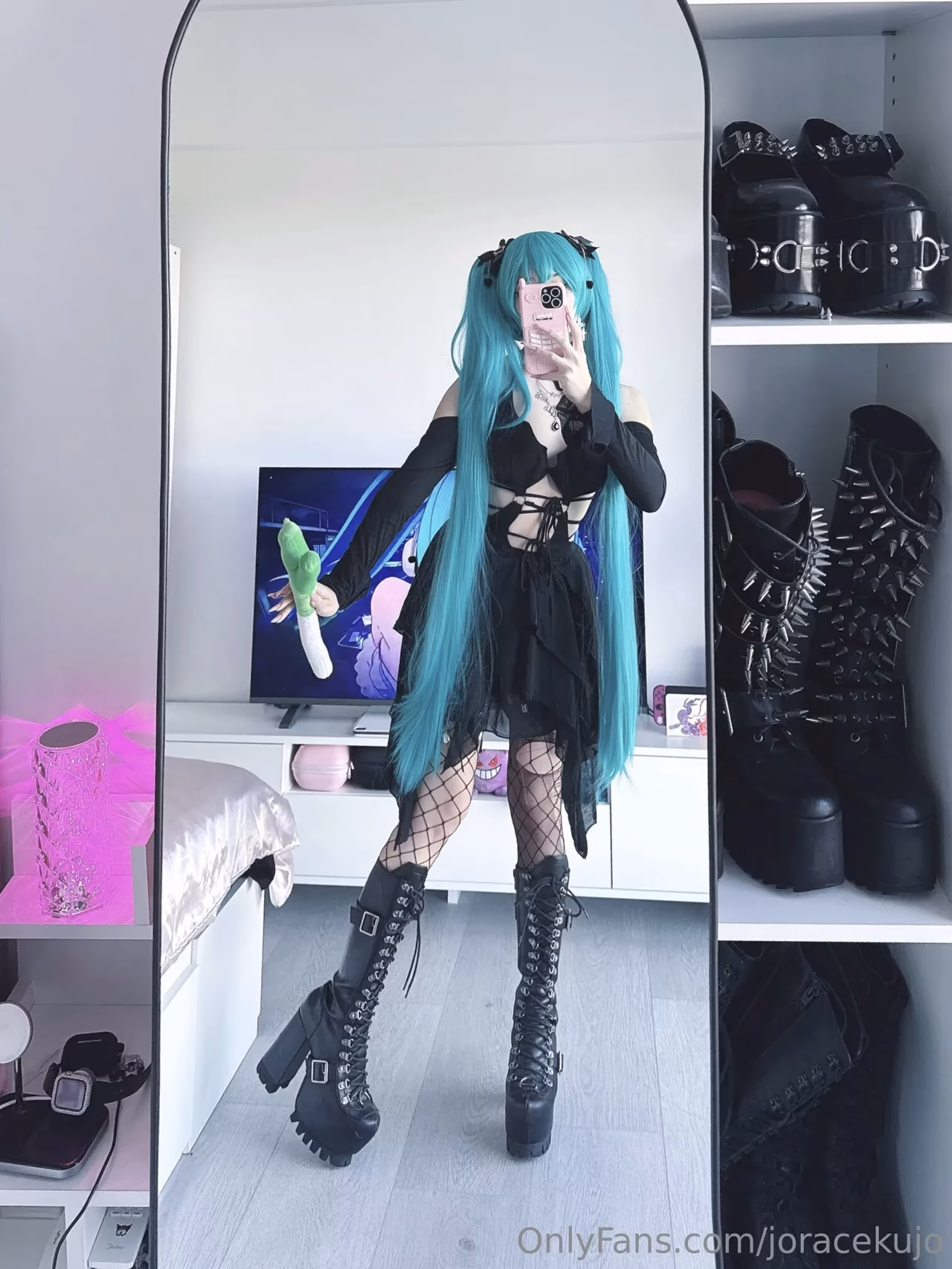 Barbara Horacek as Hatsune Miku — cosplay photo 8 of 14