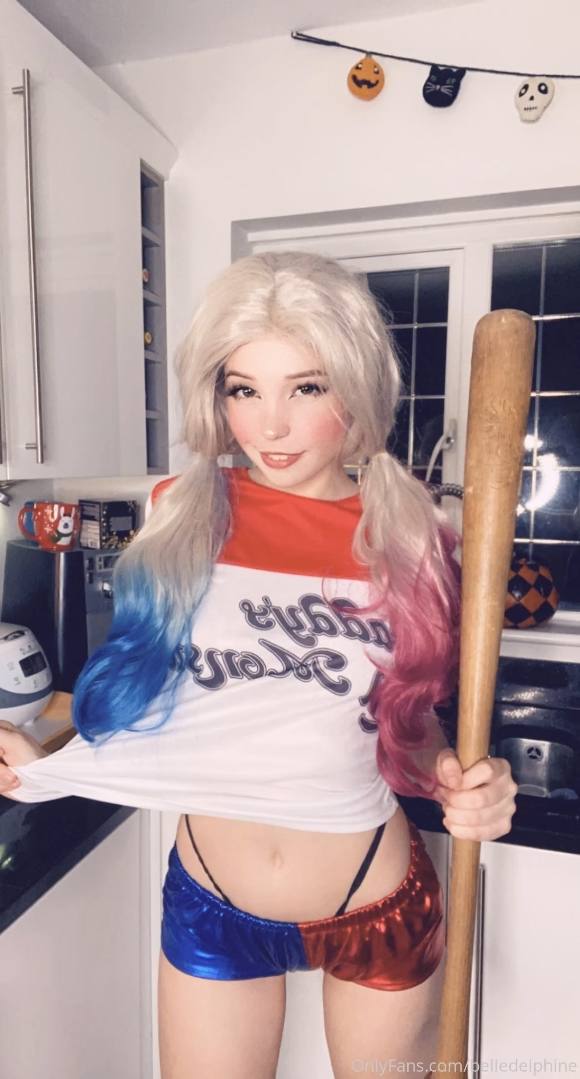 Belle Delphine as Harley Quinn — cosplay photo 5 of 36