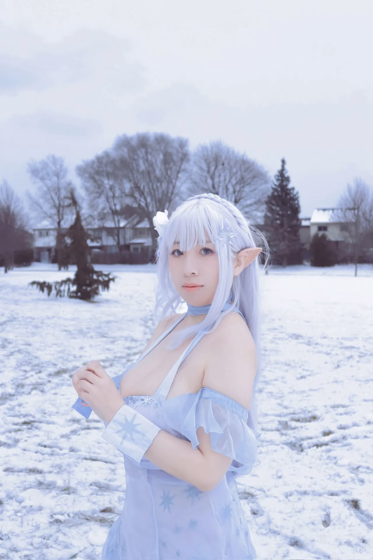 BILIBILI Cosplayer as Emilia — cosplay photo 5 of 9