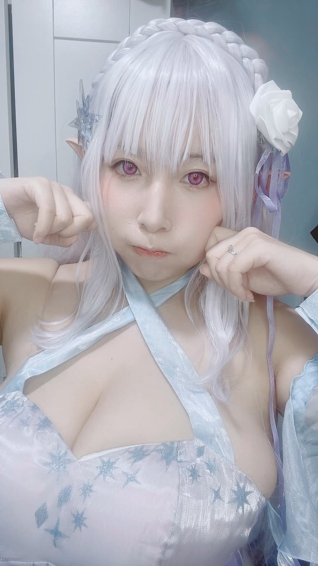 BILIBILI Cosplayer as Emilia — cosplay photo 6 of 9