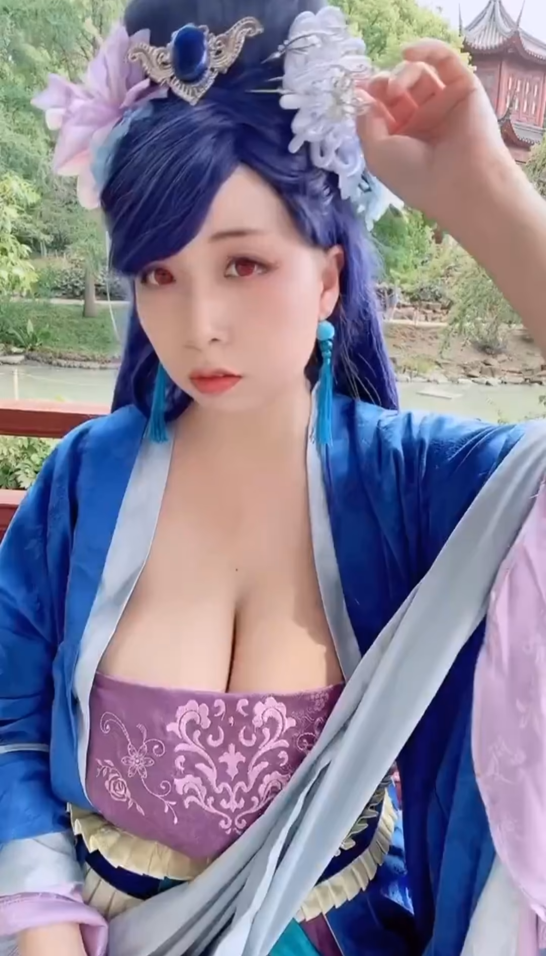 BILIBILI Cosplayer as Lihua — cosplay photo 8 of 10