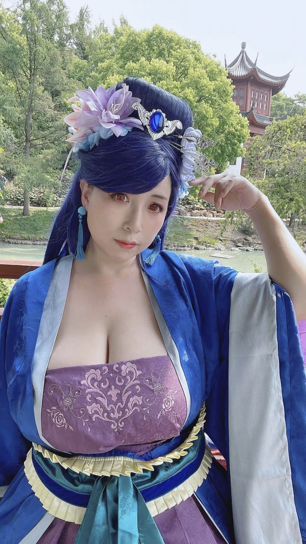 BILIBILI Cosplayer as Lihua — cosplay photo 9 of 10