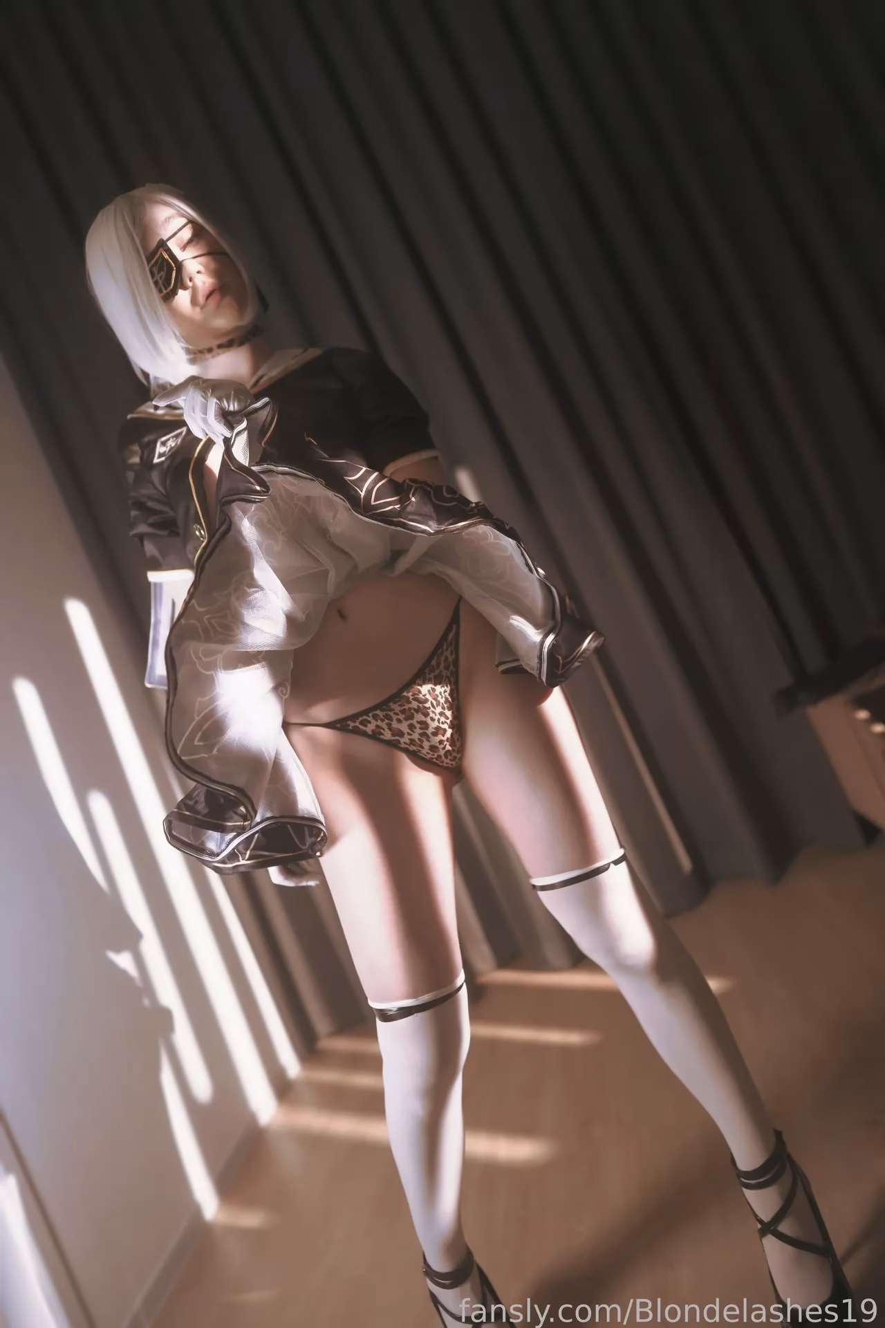 Blondelashes19 as 2B — cosplay photo 10 of 29