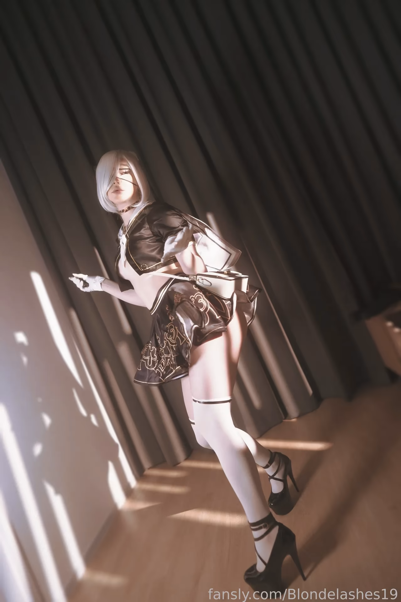 Blondelashes19 as 2B — cosplay photo 11 of 29