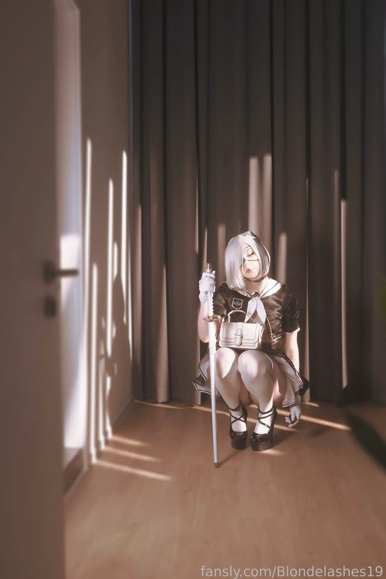 Blondelashes19 as 2B — cosplay photo 17 of 29