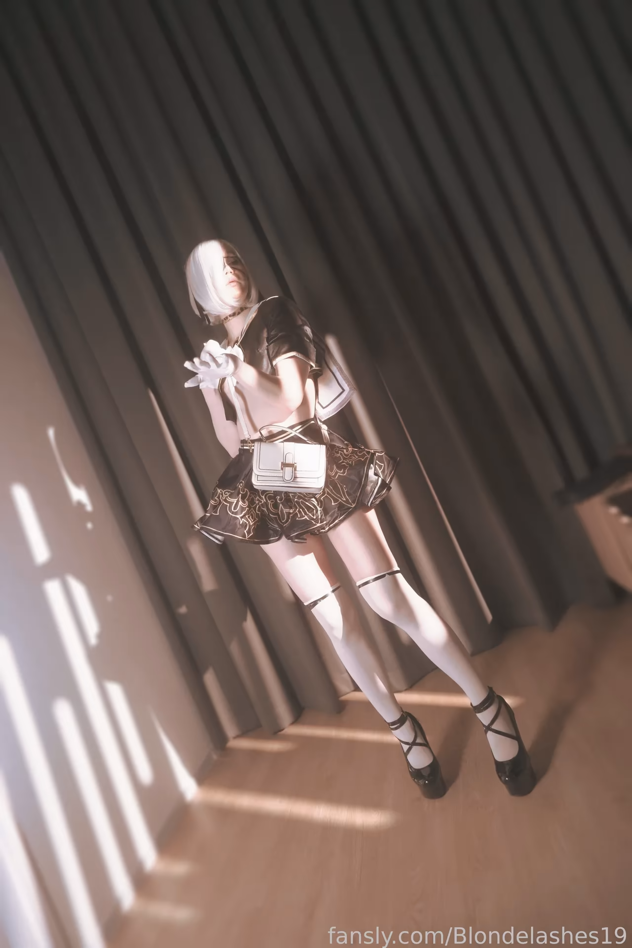 Blondelashes19 as 2B — cosplay photo 3 of 29