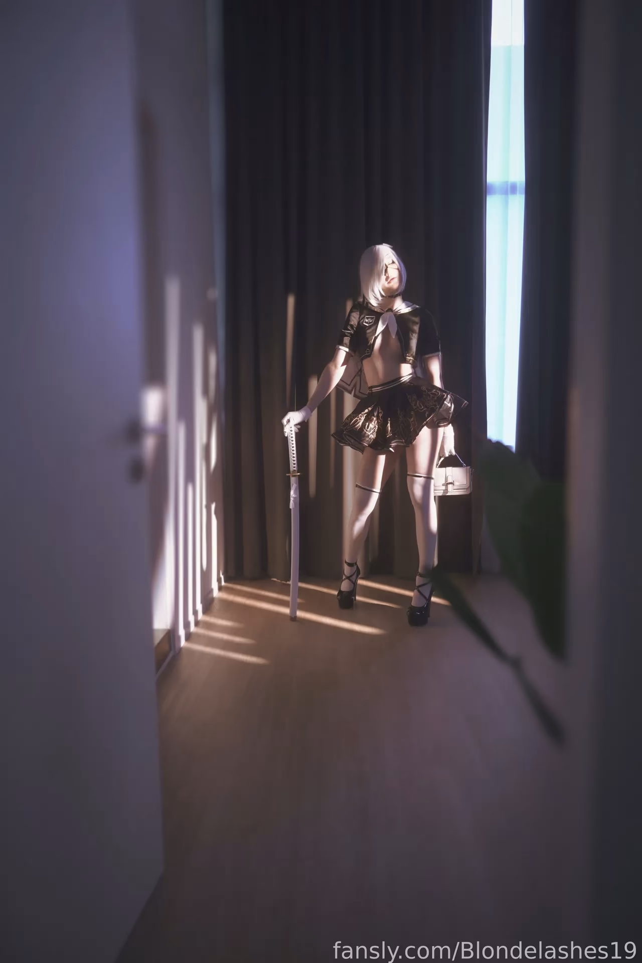 Blondelashes19 as 2B — cosplay photo 5 of 29