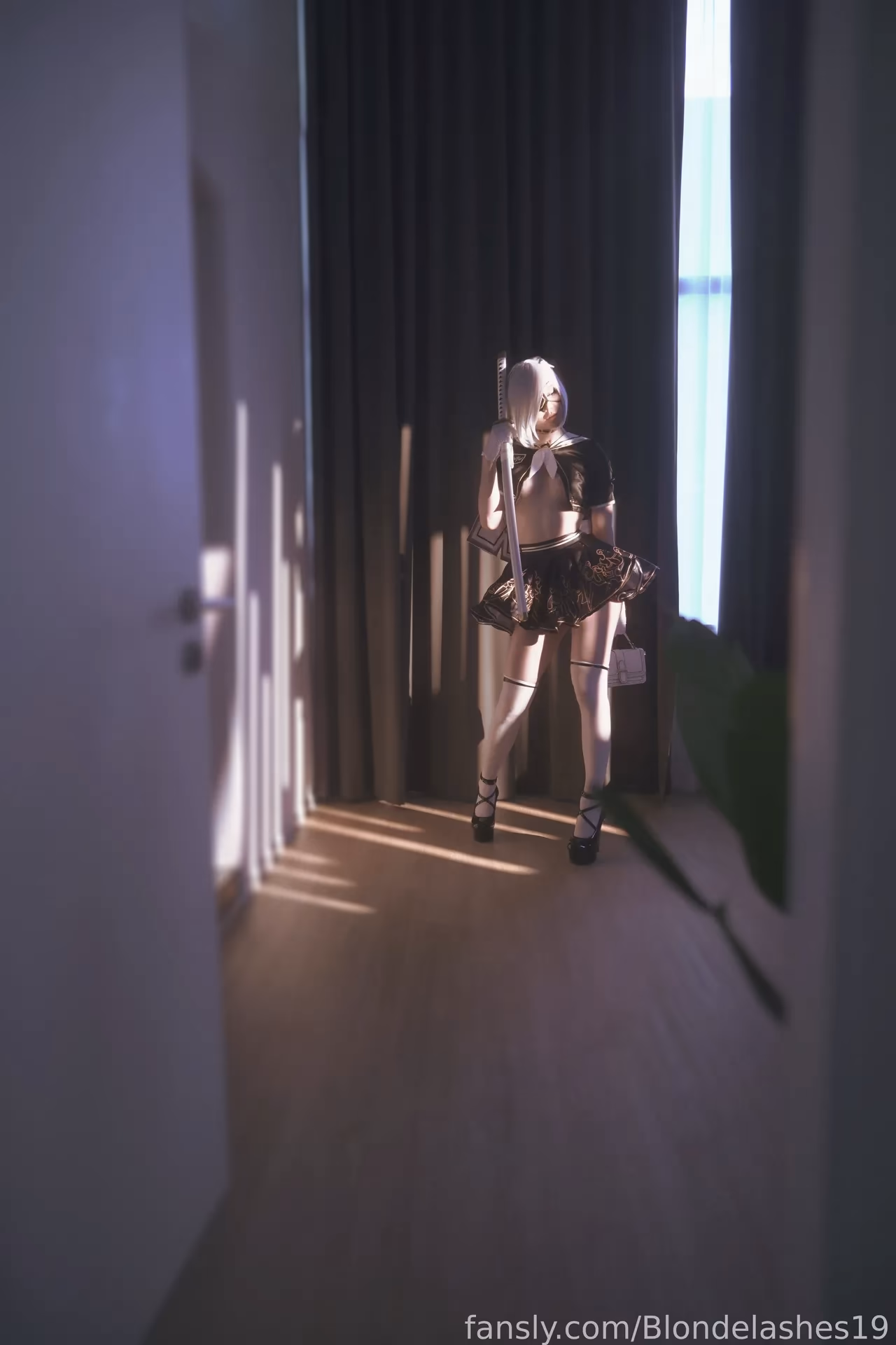 Blondelashes19 as 2B — cosplay photo 9 of 29