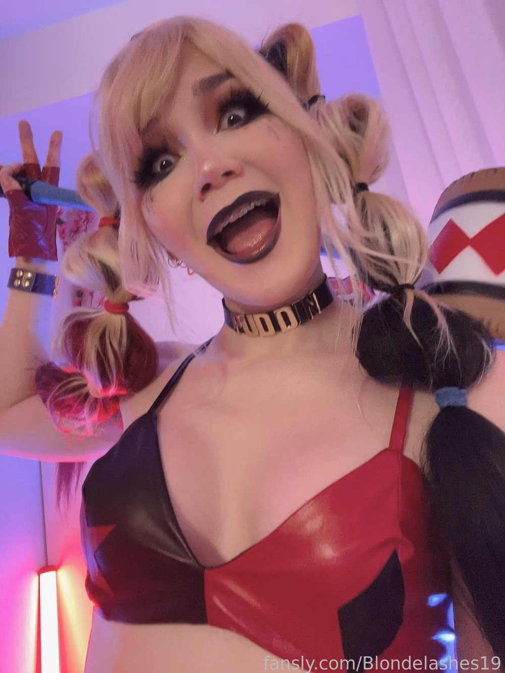 Blondelashes19 as Harley Quinn — cosplay photo 4 of 11