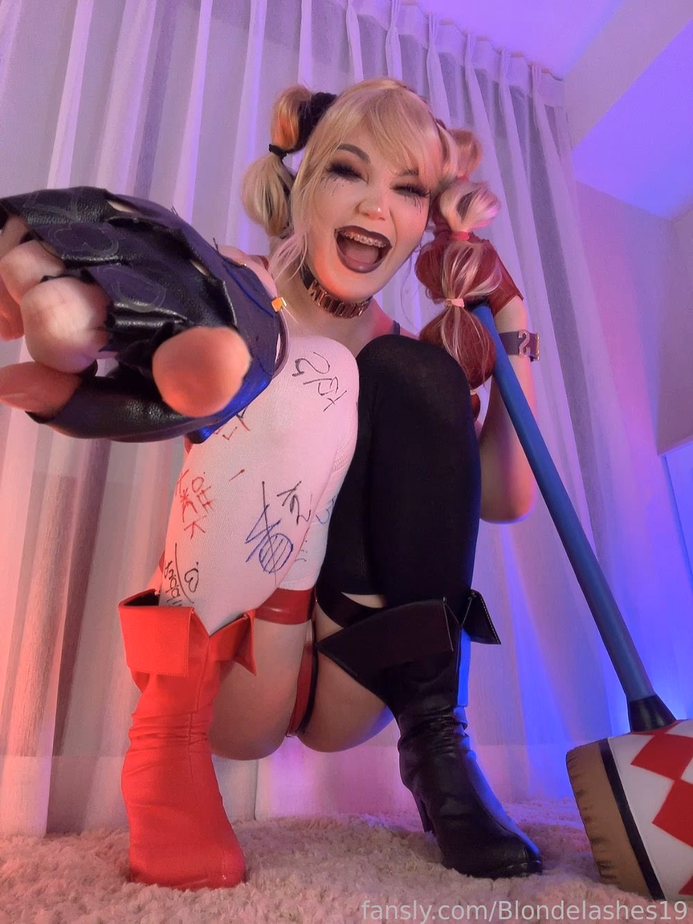 Blondelashes19 as Harley Quinn — cosplay photo 6 of 11
