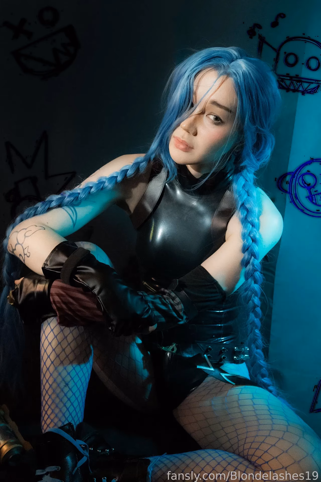 Blondelashes19 as Jinx — cosplay photo 12 of 20