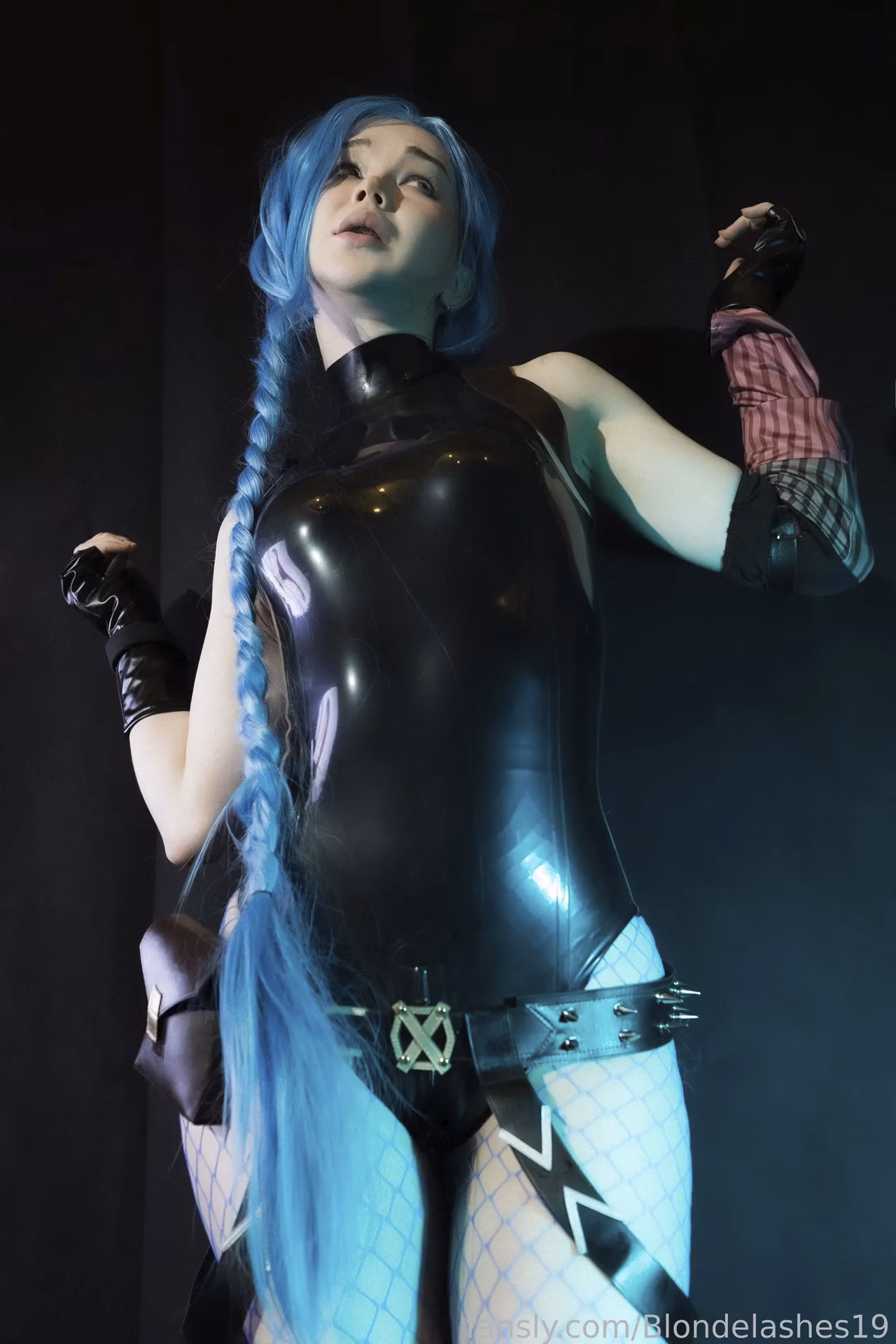 Blondelashes19 as Jinx — cosplay photo 4 of 20
