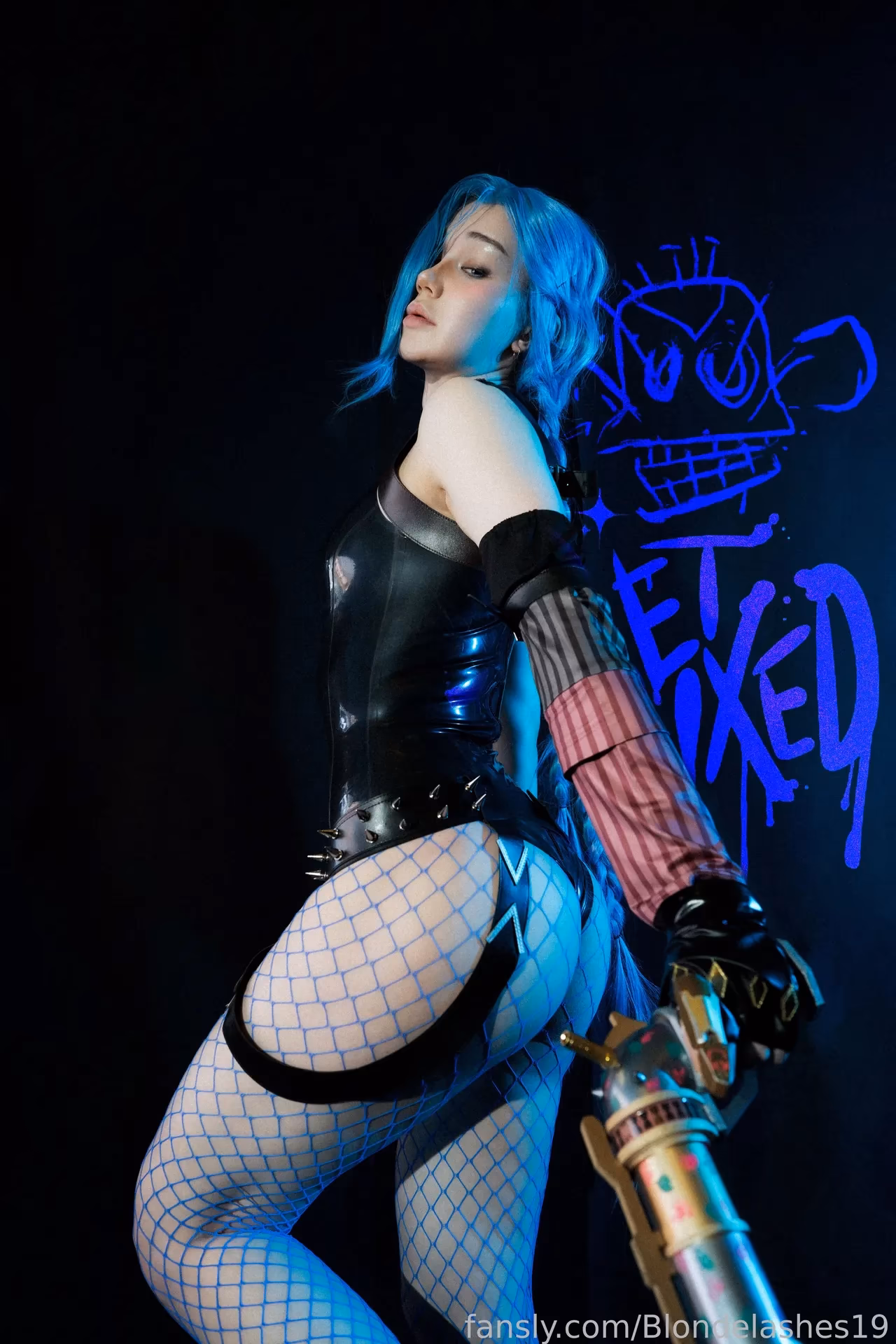 Blondelashes19 as Jinx — cosplay photo 7 of 20