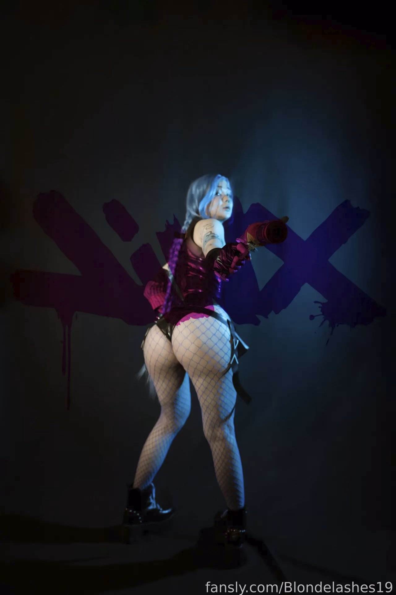 Blondelashes19 as Jinx — cosplay photo 8 of 20