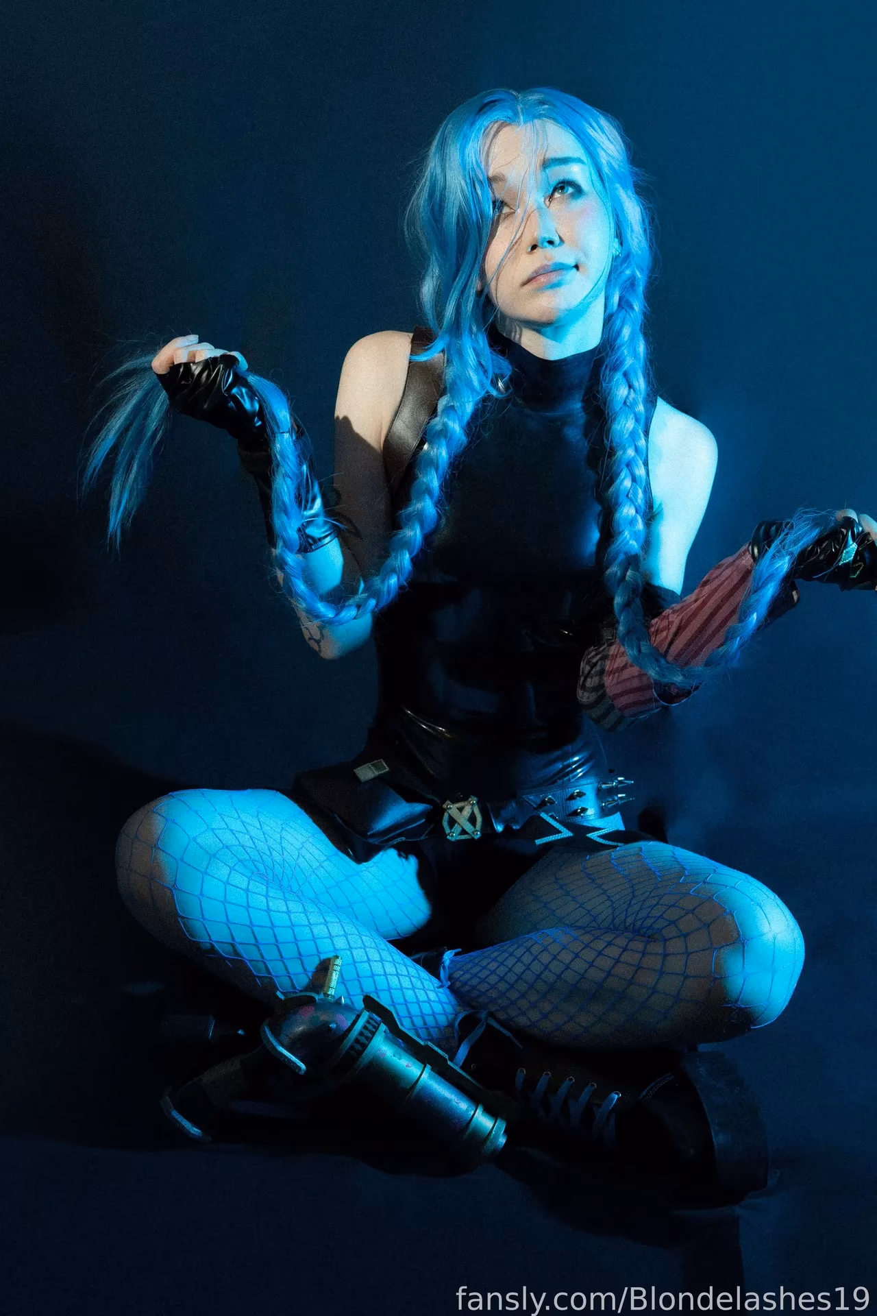 Blondelashes19 as Jinx — cosplay photo 9 of 20