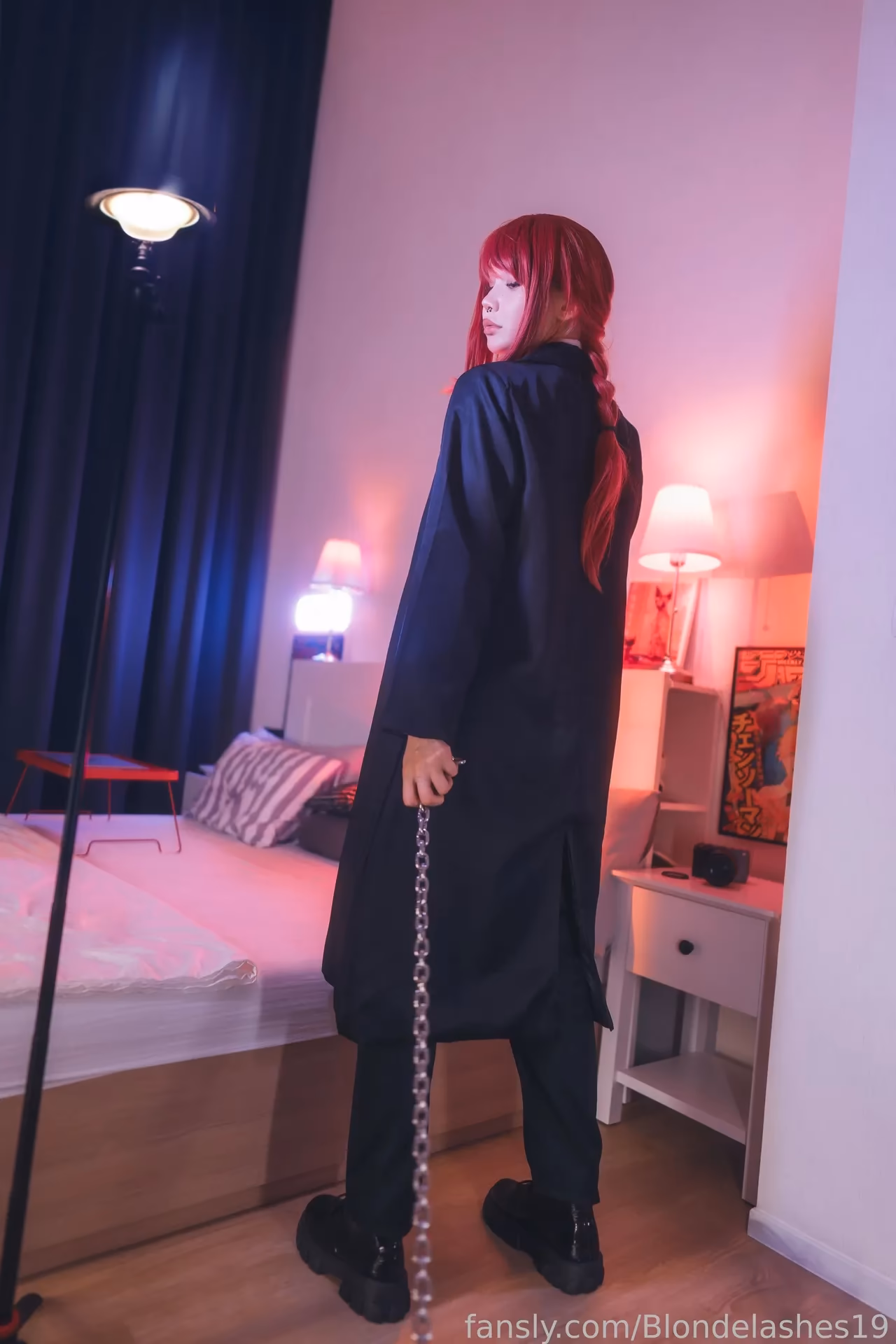 Blondelashes19 as Makima — cosplay photo 2 of 22