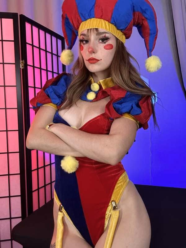 Busy B ASMR as Pomni — cosplay photo 2 of 32