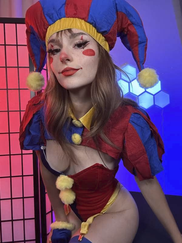 Busy B ASMR as Pomni — cosplay photo 21 of 32