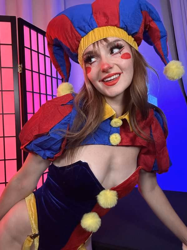 Busy B ASMR as Pomni — cosplay photo 26 of 32