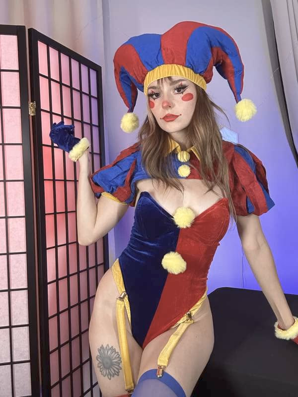 Busy B ASMR as Pomni — cosplay photo 4 of 32