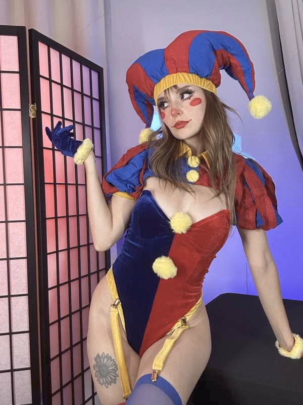 Busy B ASMR as Pomni — cosplay photo 5 of 32