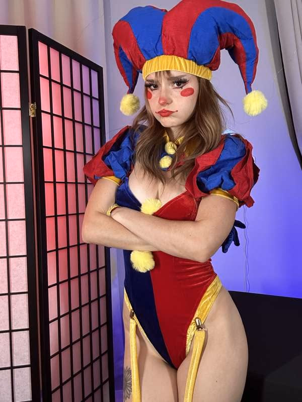 Busy B ASMR as Pomni — cosplay photo 6 of 32