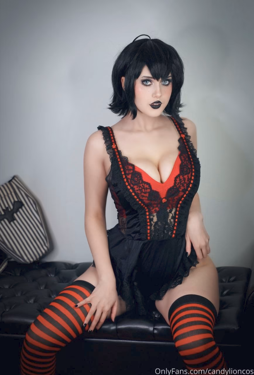 Candylion as Mavis Dracula — cosplay photo 17 of 19