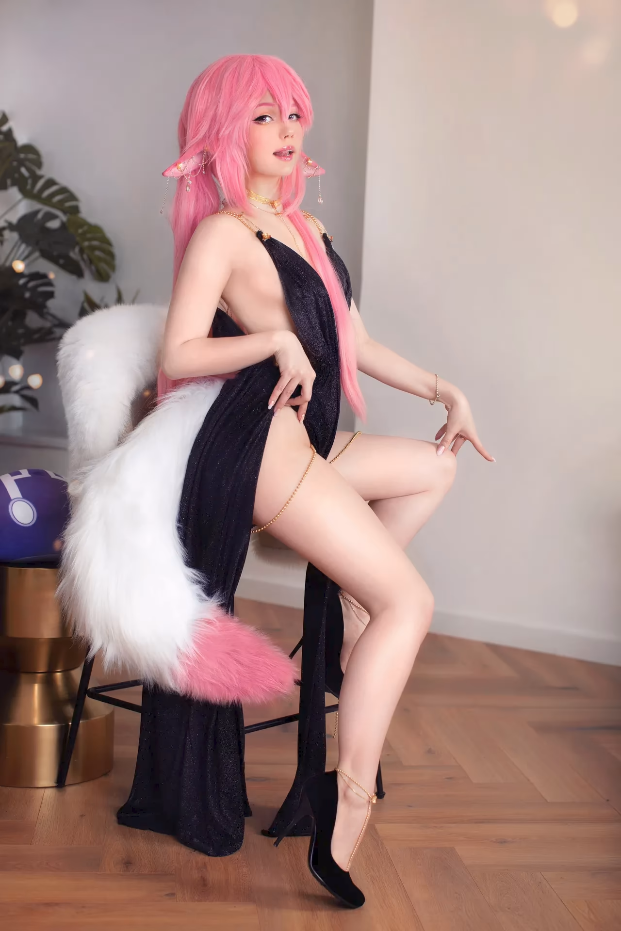 Caticornplay as Yae Miko — cosplay photo 10 of 37