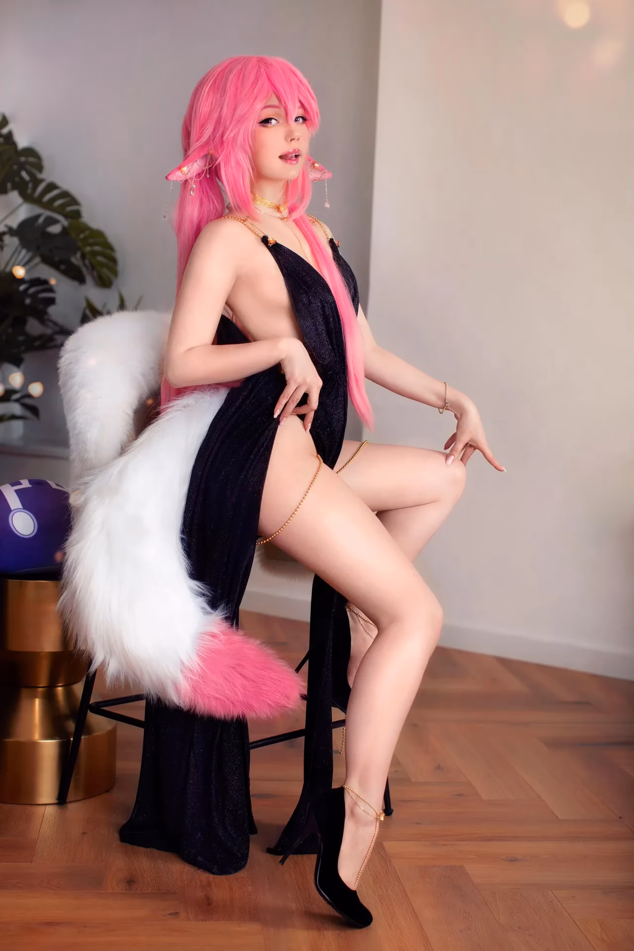 Caticornplay as Yae Miko — cosplay photo 8 of 37