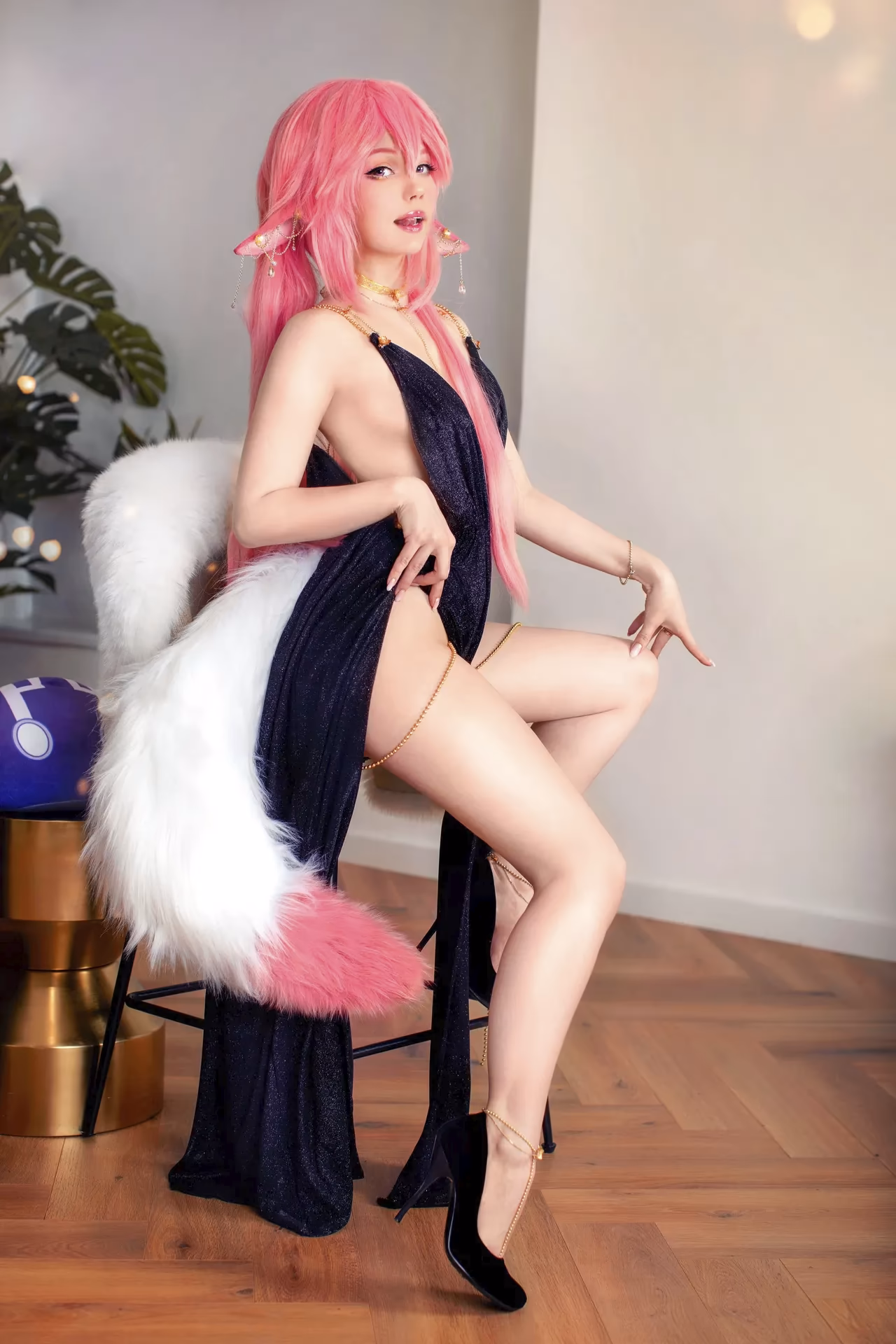 Caticornplay as Yae Miko — cosplay photo 9 of 37