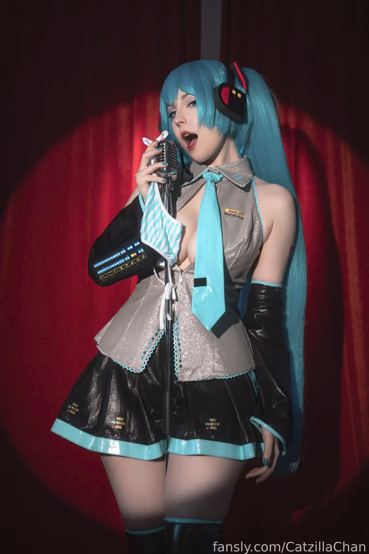 CatzillaChan as Hatsune Miku — cosplay photo 2 of 21