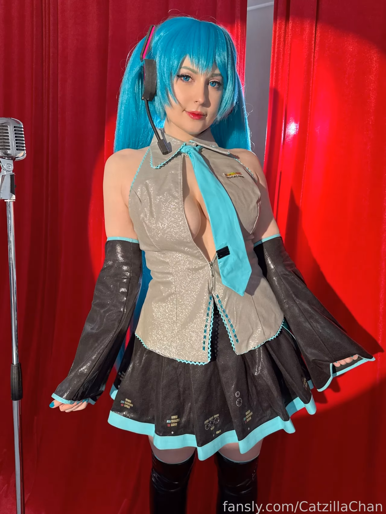 CatzillaChan as Hatsune Miku — cosplay photo 7 of 21