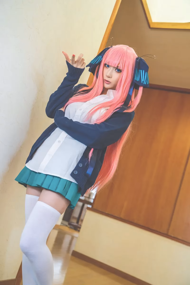 Chamomile as Ichika Nakano, Itsuki Nakano, Miku Nakano, Nino Nakano, and Yotsuba Nakano — cosplay photo 10 of 18