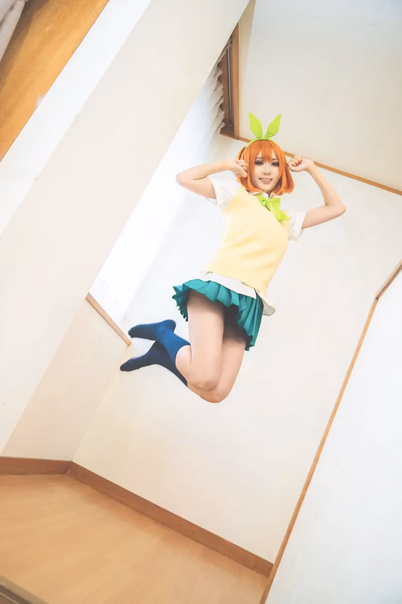 Chamomile as Ichika Nakano, Itsuki Nakano, Miku Nakano, Nino Nakano, and Yotsuba Nakano — cosplay photo 16 of 18