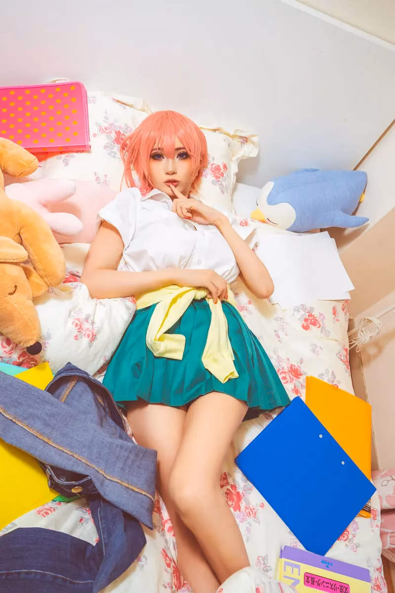 Chamomile as Ichika Nakano, Itsuki Nakano, Miku Nakano, Nino Nakano, and Yotsuba Nakano — cosplay photo 8 of 18