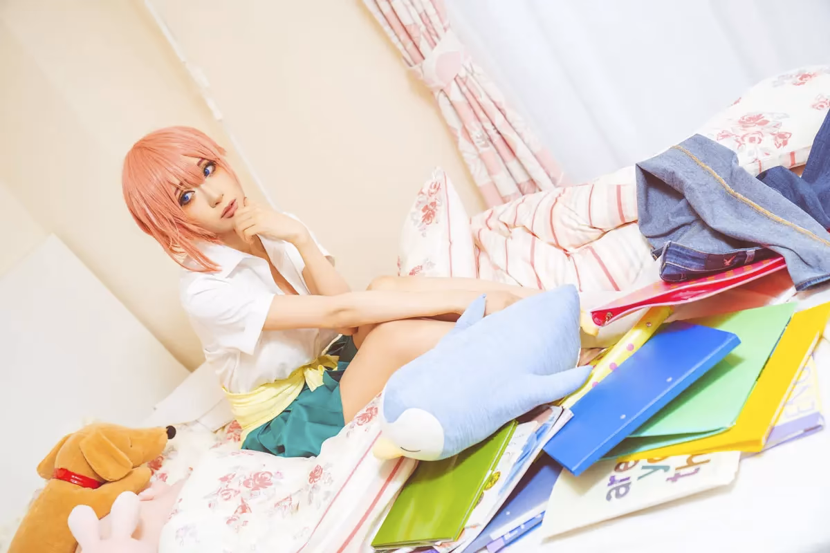 Chamomile as Ichika Nakano, Itsuki Nakano, Miku Nakano, Nino Nakano, and Yotsuba Nakano — cosplay photo 9 of 18