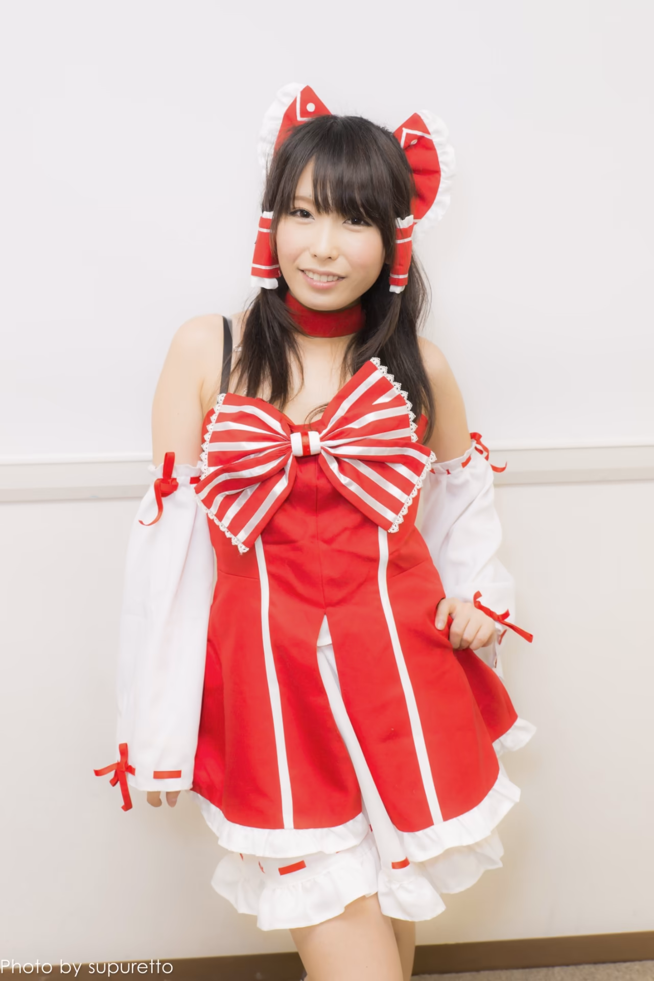 Chika Arimura as Reimu Hakurei — cosplay photo 14 of 52