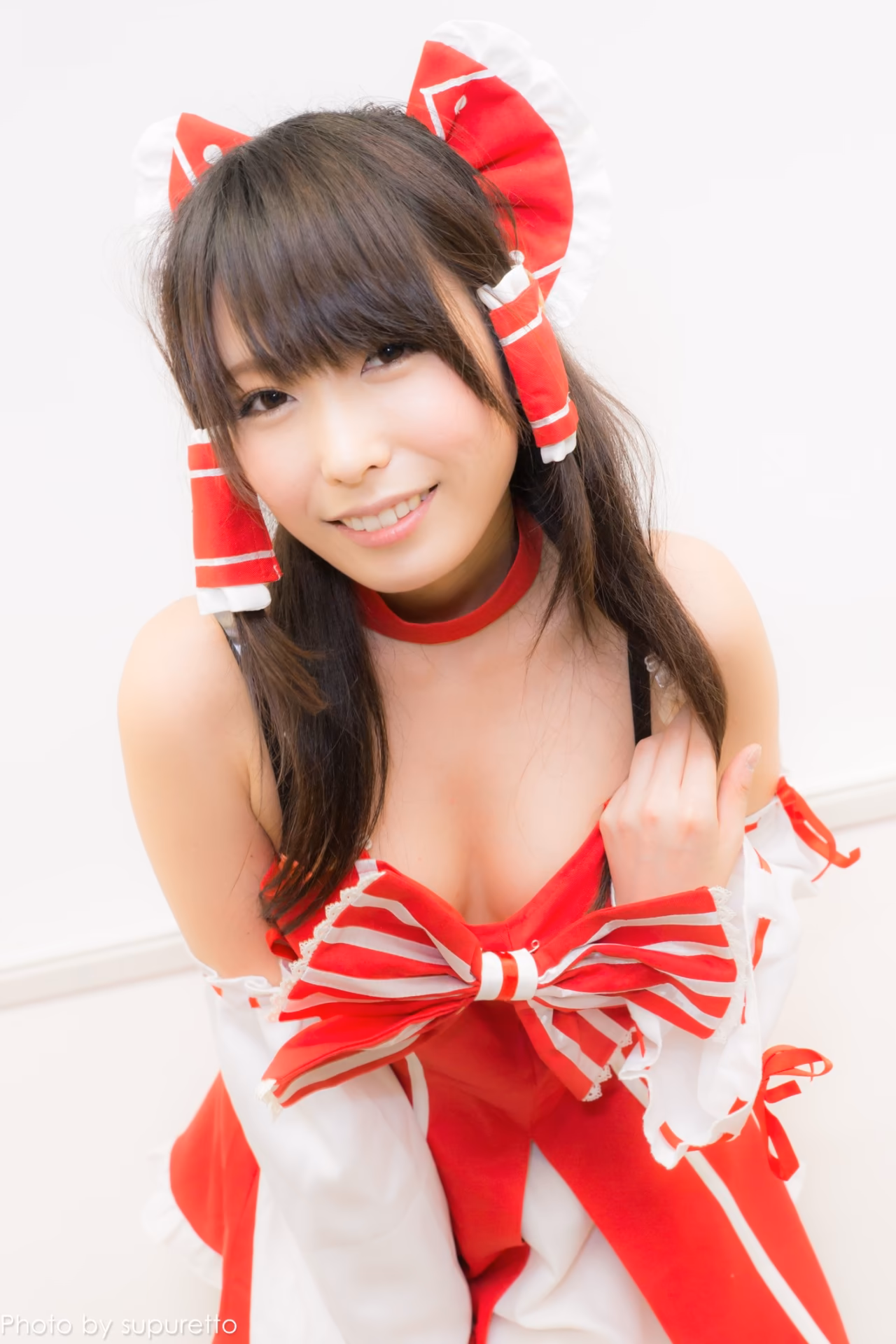 Chika Arimura as Reimu Hakurei — cosplay photo 16 of 52