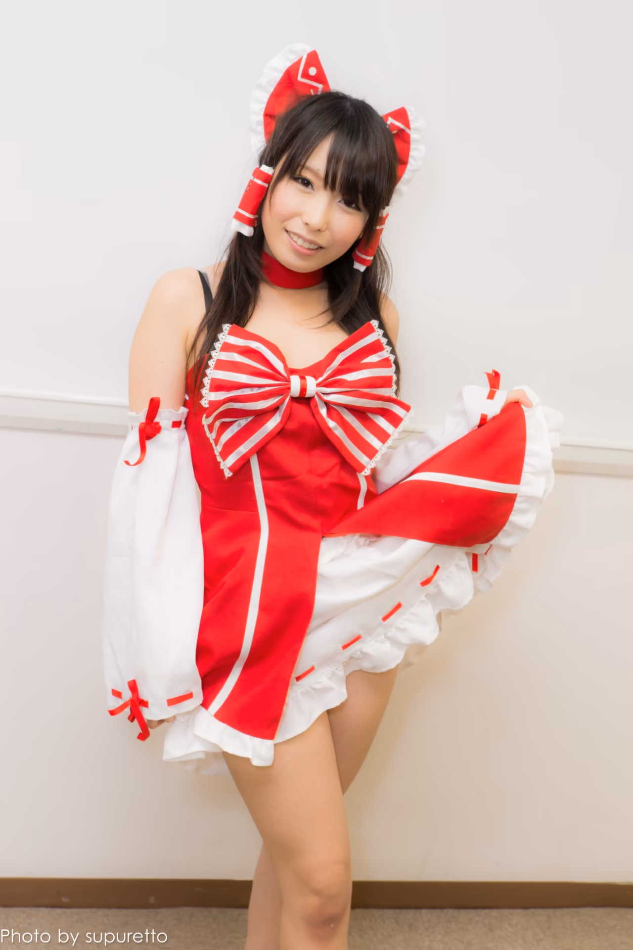 Chika Arimura as Reimu Hakurei — cosplay photo 19 of 52
