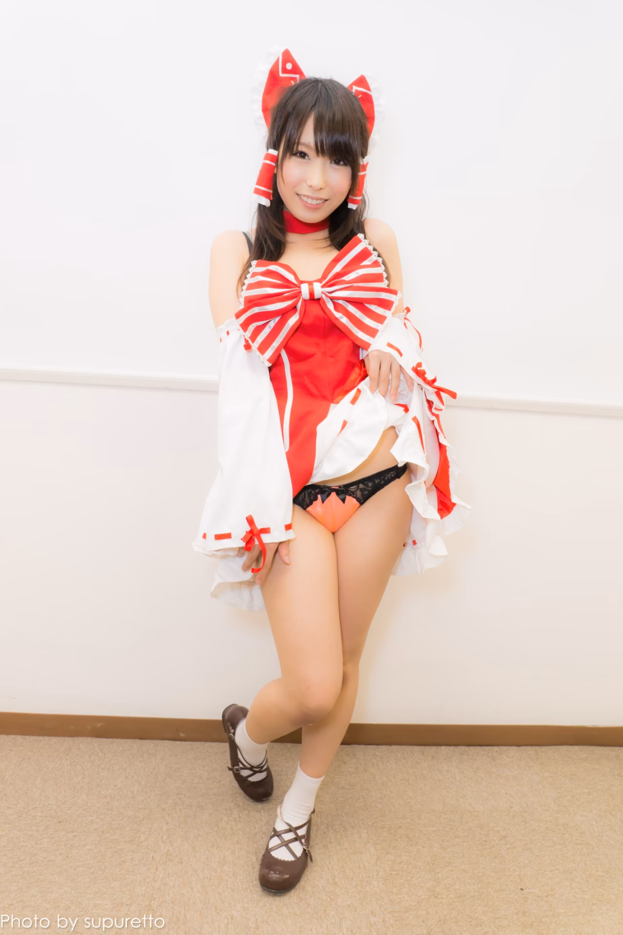 Chika Arimura as Reimu Hakurei — cosplay photo 22 of 52