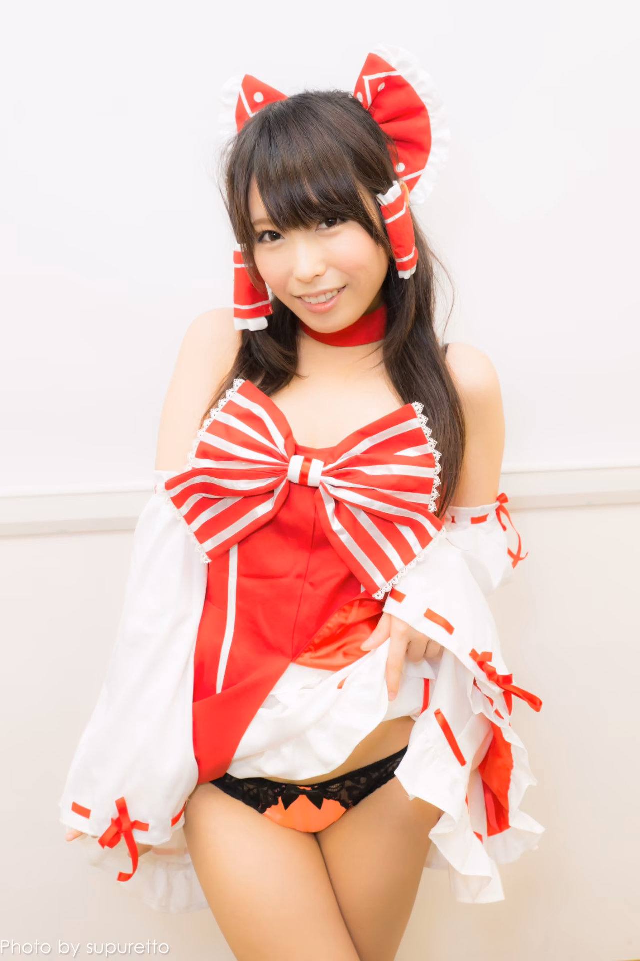 Chika Arimura as Reimu Hakurei — cosplay photo 23 of 52