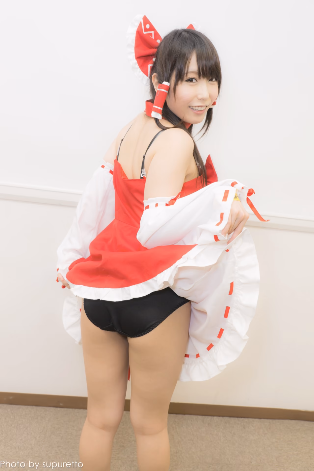 Chika Arimura as Reimu Hakurei — cosplay photo 24 of 52