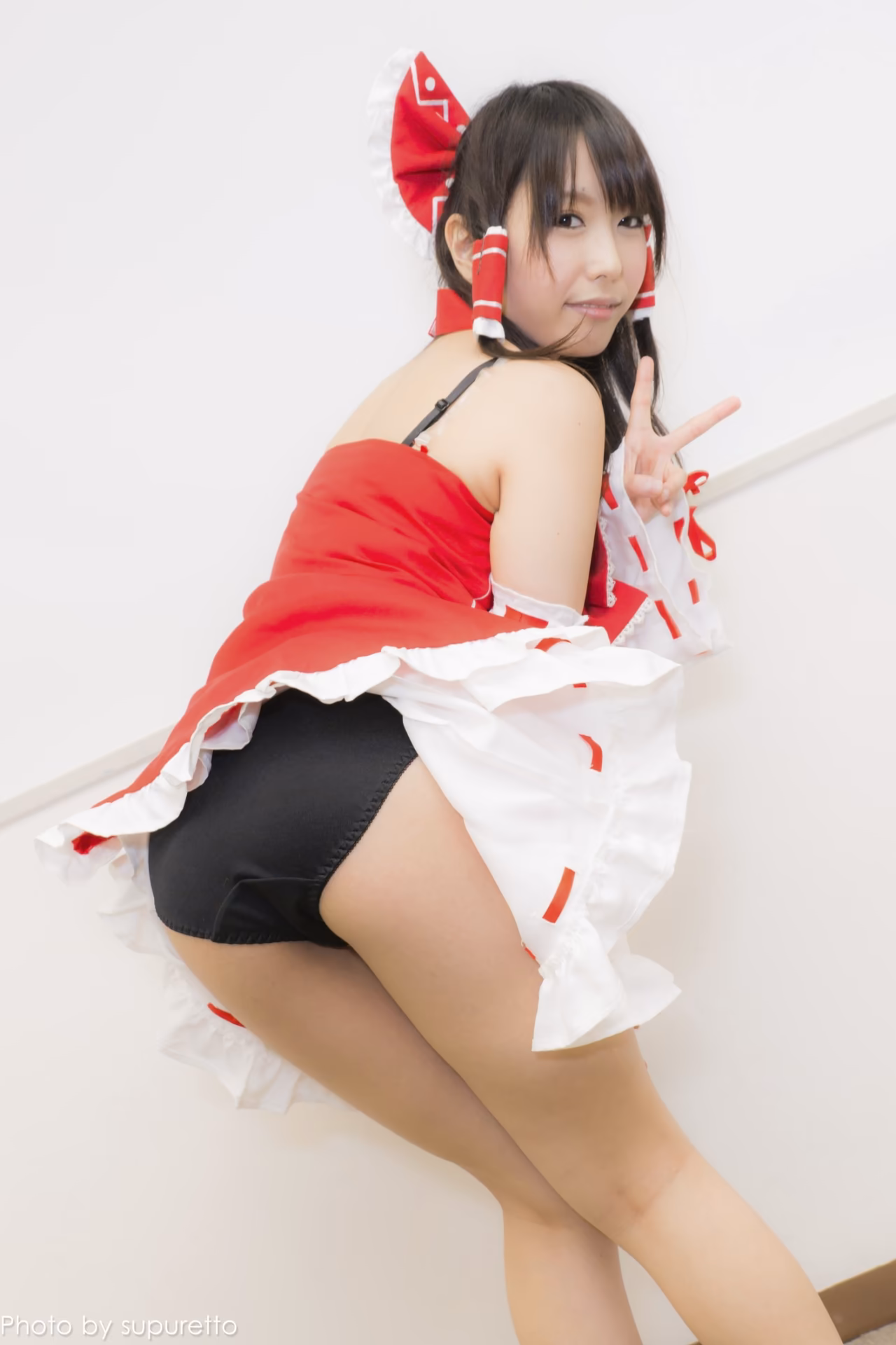 Chika Arimura as Reimu Hakurei — cosplay photo 27 of 52