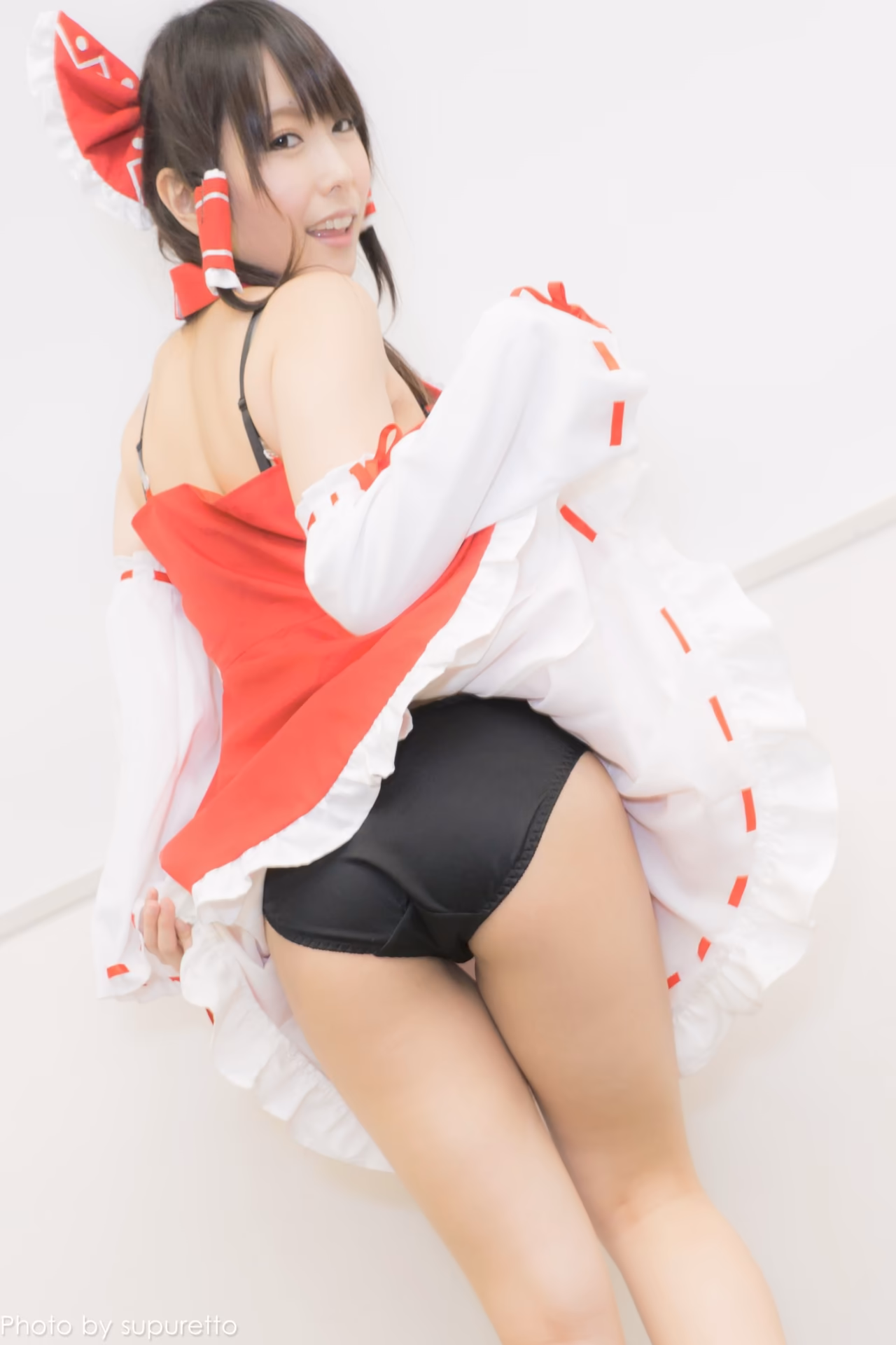 Chika Arimura as Reimu Hakurei — cosplay photo 29 of 52