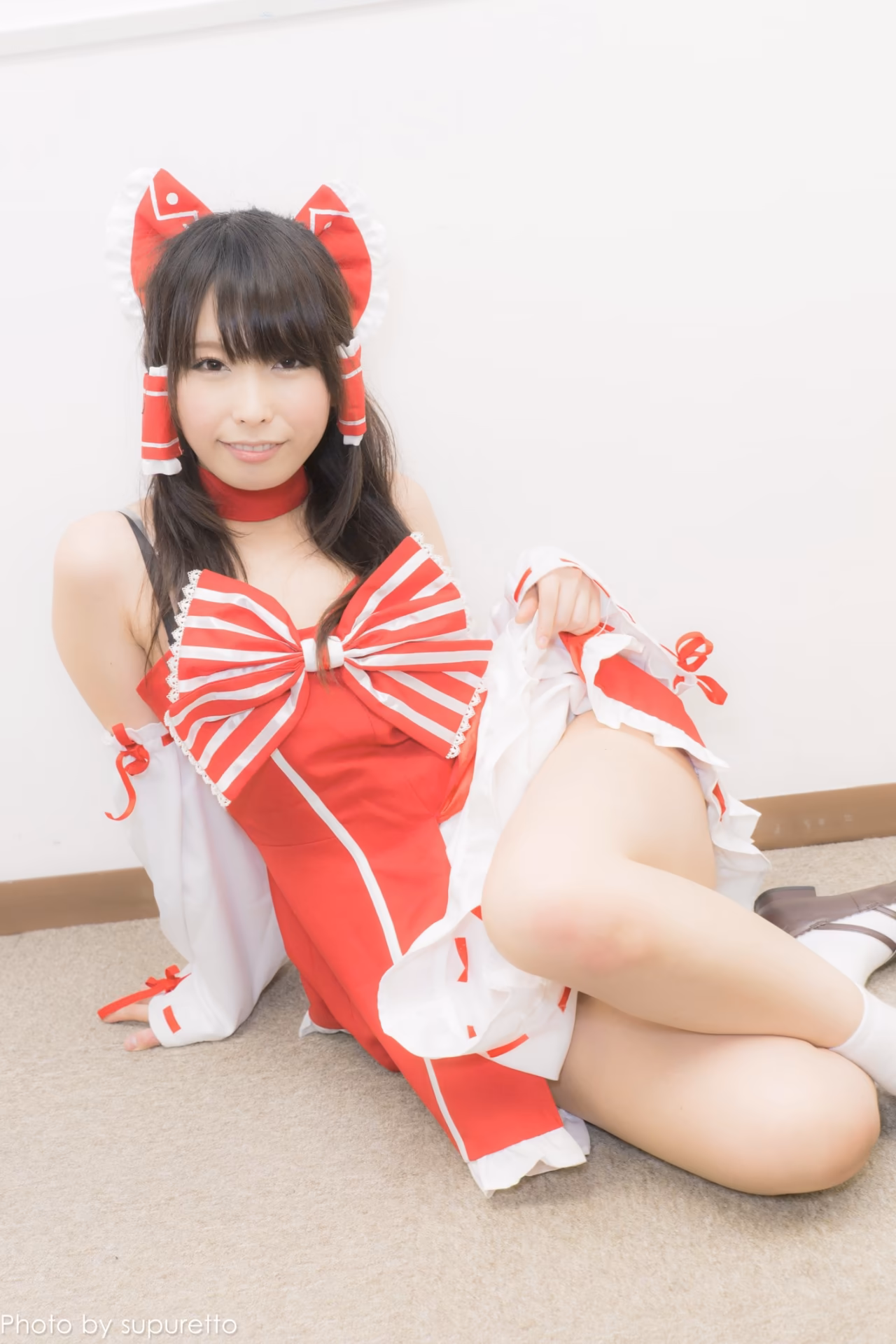 Chika Arimura as Reimu Hakurei — cosplay photo 32 of 52
