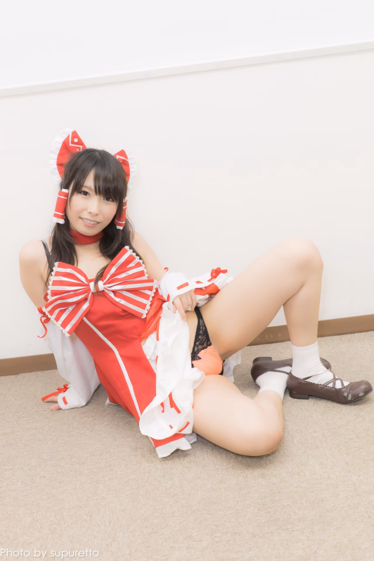 Chika Arimura as Reimu Hakurei — cosplay photo 34 of 52