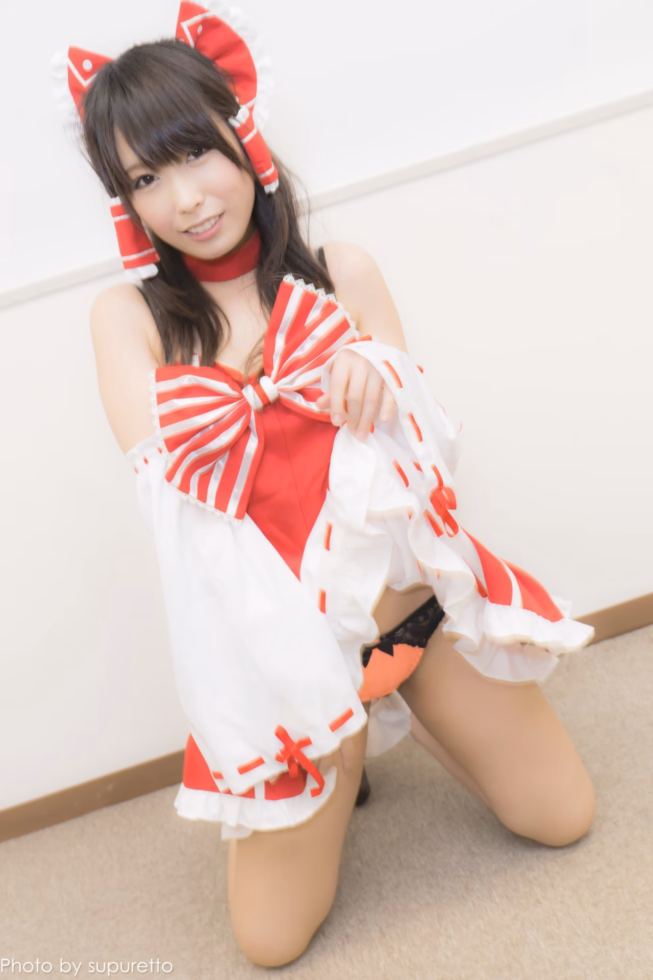 Chika Arimura as Reimu Hakurei — cosplay photo 36 of 52